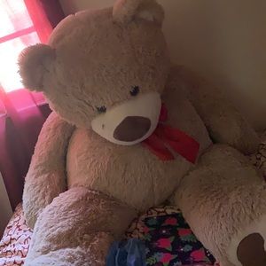 Hey girlies. Selling my bear 🐻 with love. been safe & cared for. Great cuddles
